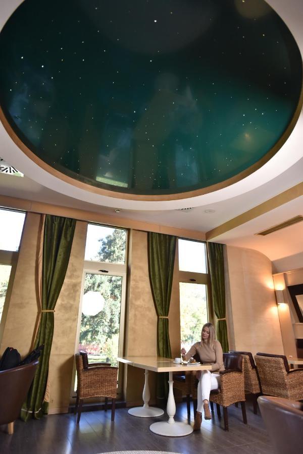 Hotel Park イヴァニツァ エクステリア 写真