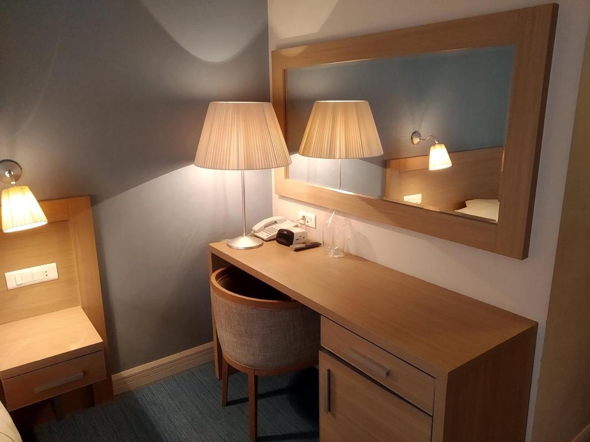 Hotel Park イヴァニツァ エクステリア 写真