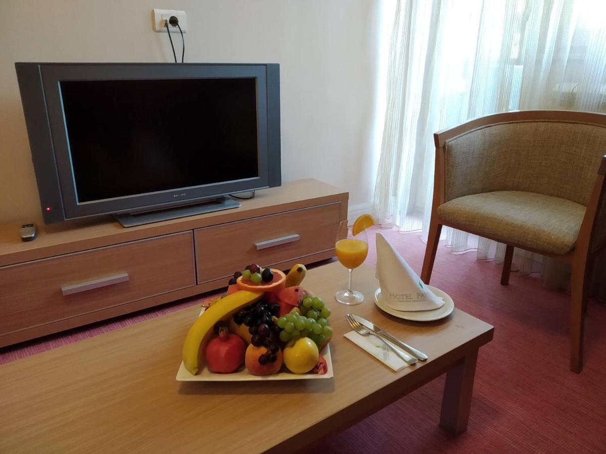 Hotel Park イヴァニツァ エクステリア 写真