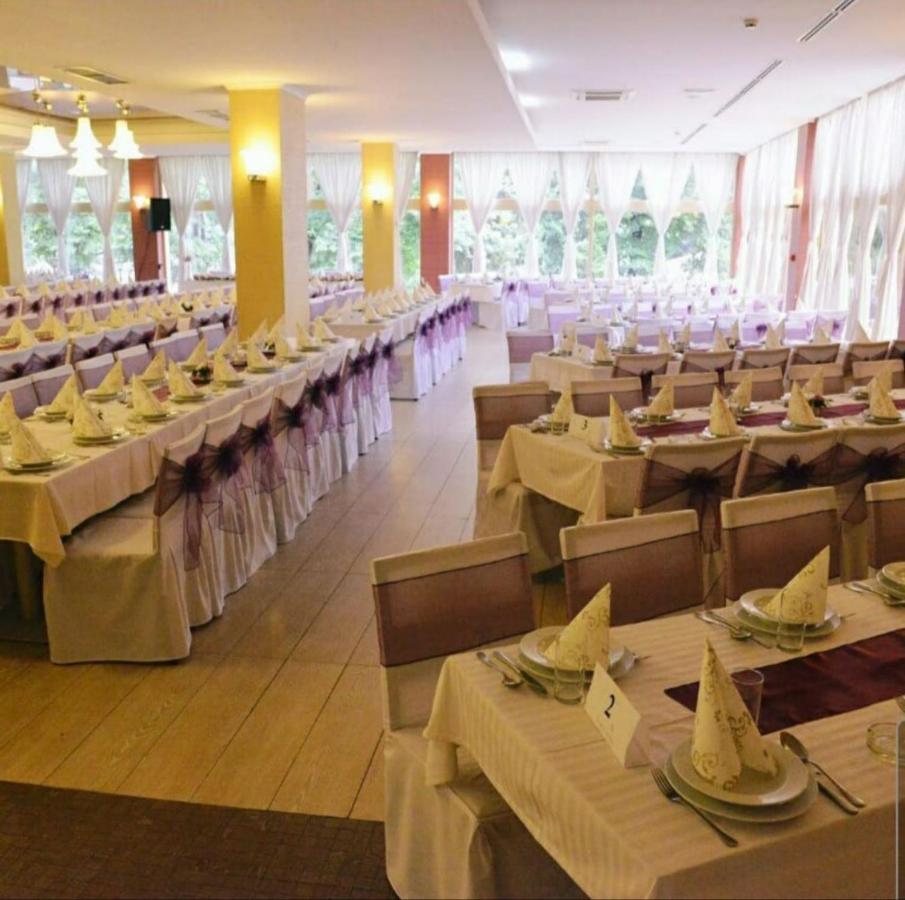 Hotel Park イヴァニツァ エクステリア 写真