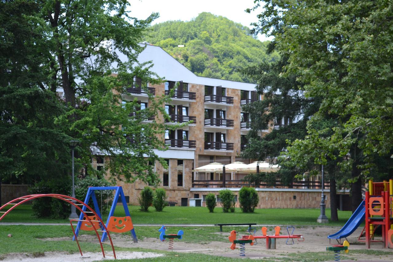Hotel Park イヴァニツァ エクステリア 写真